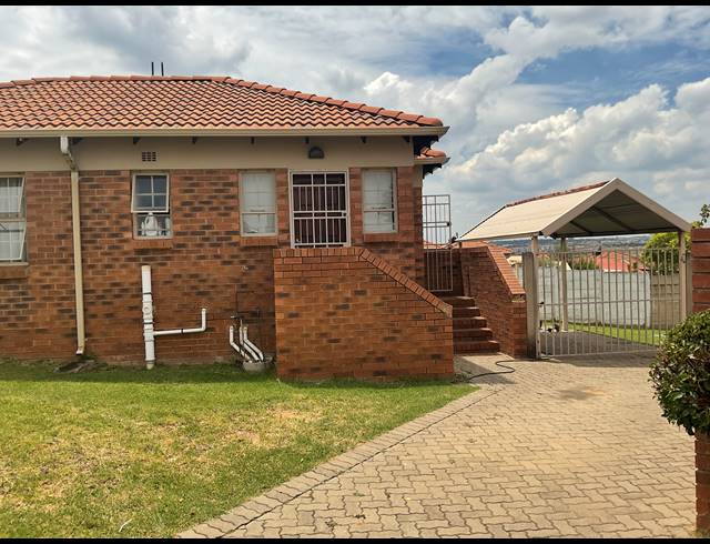 3 BEDROOM FREESTANDING FOR SALE IN THATCH HILL ESTATE